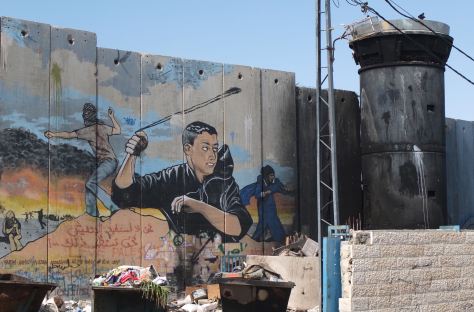 Der Stein als Waffe. Mural im Flüchtlingslager.
