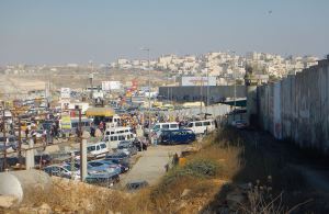 Qalandiya mit Stadtteil A Ram (im Hintergrund), wo sich das Drama um den Teenager abgespielt hat.