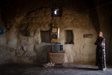 Im Innern einer Unterkunft in Jinba. Die traditionellen Grotten dienen als Unterkünfte nachdem die Häuser der BewohnerInnen zerstört wurden. ©Violeta Santos Moura / http://www.violetamoura.eu